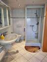 ... und WC sowie Dusche - 