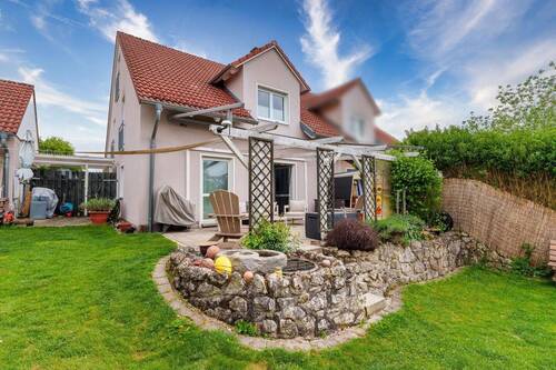 Gartenansicht mit Terrasse - Gepflegte Doppelhaushälfte - Küche & Bad neu 2025, barrierefrei, Garage, Garten