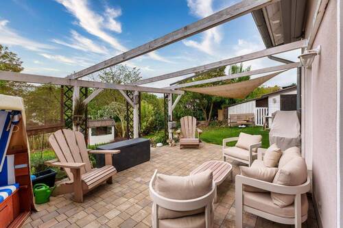 Terrasse mit Pergolamarkise - 6 Zimmer Doppelhaushälfte zum Kaufen in Denkendorf