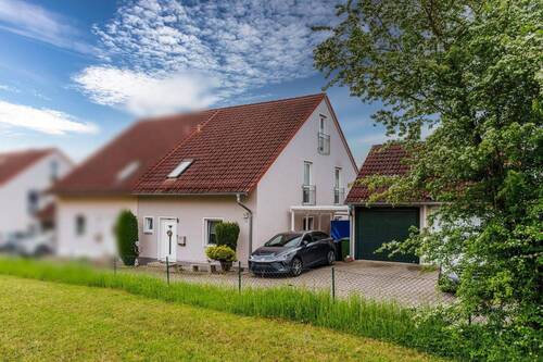 Außenansicht Carport & Garage - 6 Zimmer Doppelhaushälfte in Denkendorf