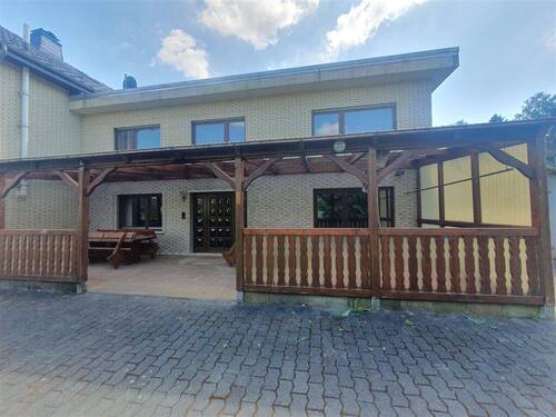 Frontansicht - Einfamilienhaus mit ausgebautem Nebengebäude und großem Grundstück