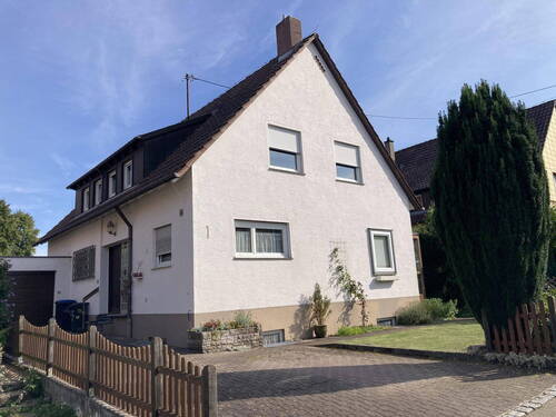 Ansicht von der Straße - Zweifamilienhaus frei stehend mit schönem Garten, ohne Provision
