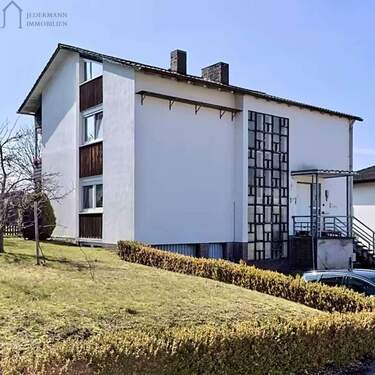 Hausansicht - Großzügiges Zweifamilienhaus mit großem Grundstück und Blick auf die Salzberge!