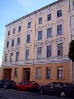 Gebäudeansicht - charmante 3-Raum Altbauwohnung mit Balkon im Stadtzentrum