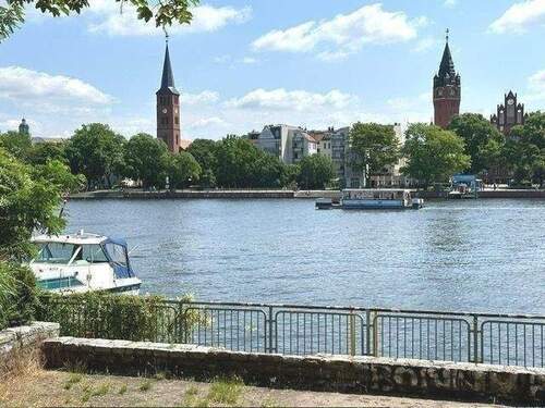 Blick und Platz gegenüber - 