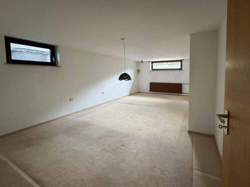 Wohnlich ausgebautes Zimmer im Kellergeschoss - 
