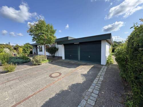 Vordere Hausansicht - Bungalow mit funktionaler Raumaufteilung und Garten