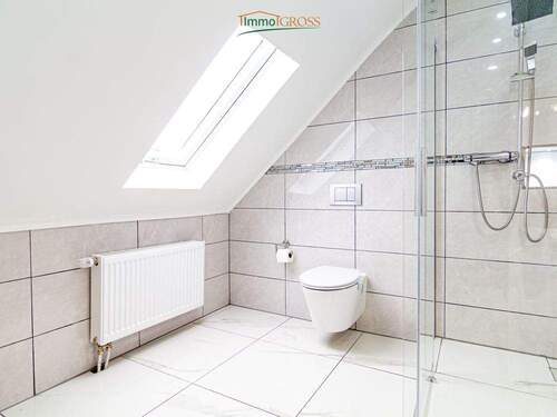 Badezimmer im OG - 4 Zimmer Doppelhaushälfte in Zell im Wiesental