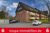 Ansicht über den Parkplatz - 3-Zimmer Wohnung mit Balkon im 2. Obergeschoss mit Balkon, Pkw Stellplatz und guter Raumaufteilung!