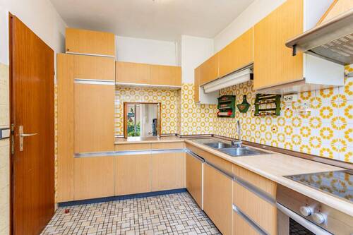 Küche mit Durchreiche zum Essbereich - 3 Zimmer Doppelhaushälfte zum Kaufen in Berlin