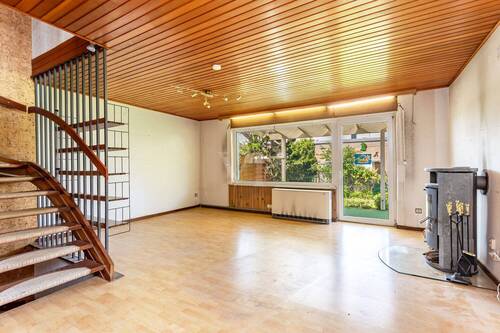 Wohn- und Essbereich mit Kamin - 