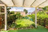 Terrasse am Haus mit Blick in den Garten - 
