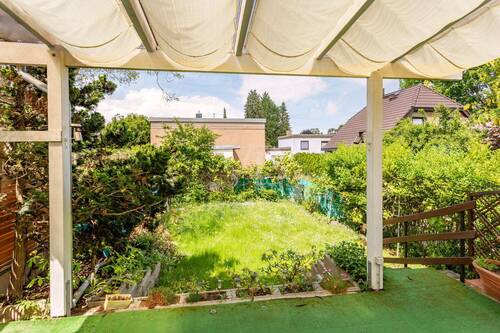 Terrasse am Haus mit Blick in den Garten - 