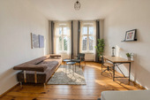Wohnzimmer III - Charmante 2-Zimmer-Altbauwohnung mit Balkon nahe Tempelhofer Feld