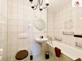 Bad mit Badewanne - 