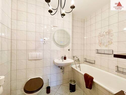 Bad mit Badewanne - 