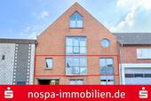 Straßenansicht - Urban wohnen mit kurzen Wegen: 2-Zimmer-Eigentumswohnung im 1. Obergeschoss mit PKW-Stellplatz