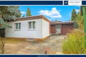 Titel - Freistehender Bungalow mit Entwicklungspotenzial - Sanierung oder Neubau möglich