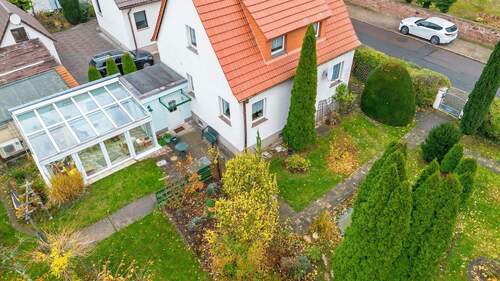 Hausansicht und Wintergarten - 