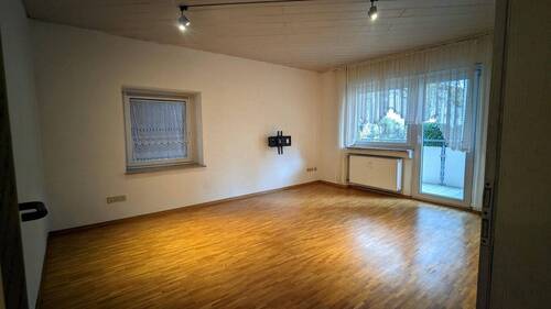 Wohnzimmer 1 - Provisionsfrei: 3-Zi.-Wohnung mit Balkon - solide Basis & Potenzial