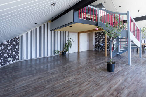 moderner Wohnbereich mit Blick auf die Spitzbodengalerie - Etagenwohnung mit 140,00 m² in Herresbach zum Kaufen