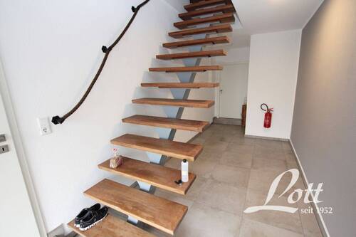 Treppe in die Dachgeschosswohnung - 