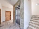 Treppenhaus mit Aufzug - 