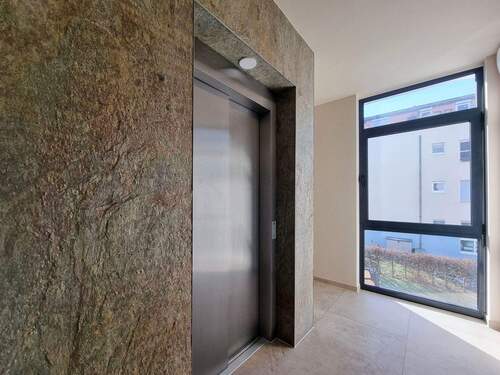 Treppenhaus mit Aufzug - 