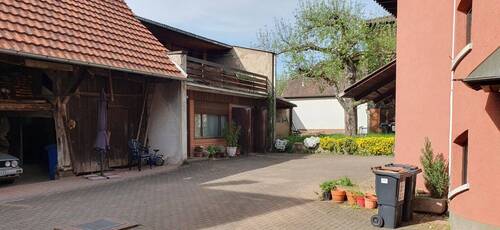 Hof zwischen Wohn- u. MFH - 