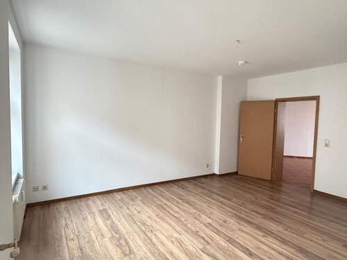 Leerer Raum mit Holzboden - 