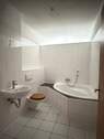 Helles Badezimmer mit Wanne - 