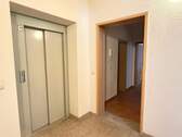 Flur mit Aufzug - 