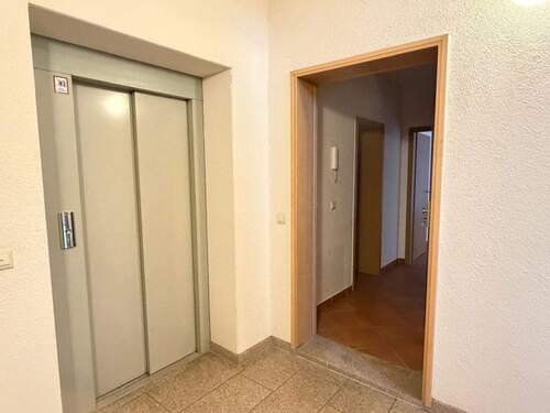 Flur mit Aufzug - 