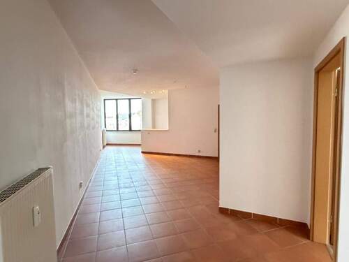 Wohnungsflur mit Fliesenboden - gemütliche 4- RWE mit kleinem Balkon und Fahrstuhl !