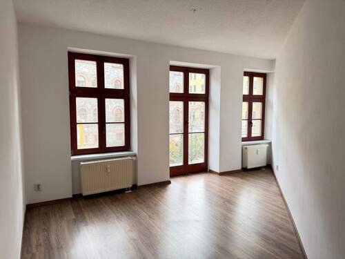 Helles Wohnzimmer mit Fenstern - 