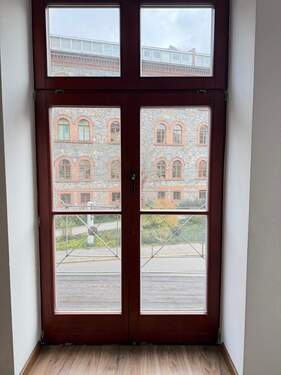 Fensterblick auf Ziegelbau - 