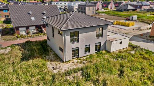 Blick auf die Immobilie - 4 Zimmer Mehrfamilienhaus, Wohnhaus in Jever