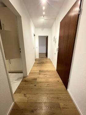 Moderner Flur mit Holzboden - 2 Zimmer Etagenwohnung in Konstanz-Dettingen