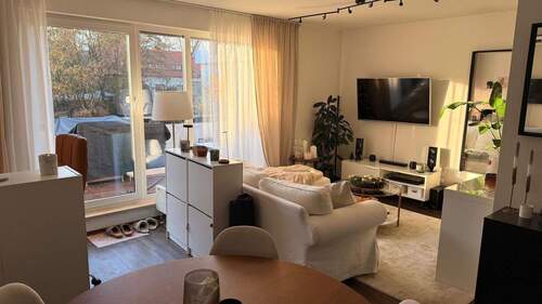 Wohnzimmer Bild 2.JPG - 2 Zimmer Etagenwohnung in Herzogenaurach