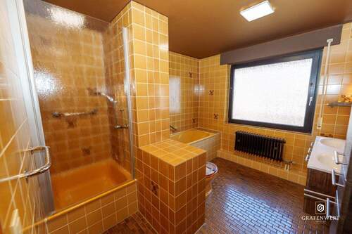 Bad mit Dusche und Badewanne - 