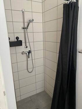Badezimmer mit Dusche im EG - 