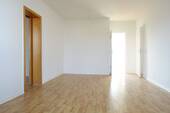Musterbild Blick zum Flur und Schlafzimmer - Etagenwohnung mit 71,60 m&sup2; in Chemnitz zur Miete