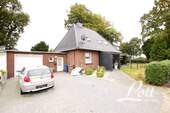 Hofauffahrt - Einfamilienhaus mit 120,00 m&sup2; in Apen / Vreschen-Bokel zum Kaufen