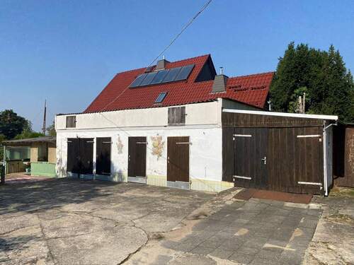 Ansicht Garage und Nebengelass - 1 Zimmer Einfamilienhaus in Weinböhla