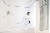 Badewanne und Dusche - 2 Zimmer Etagenwohnung in München