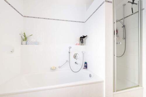 Badewanne und Dusche - 2 Zimmer Etagenwohnung in München