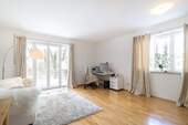Wohnzimmer mit Zugang zum Balkon - 