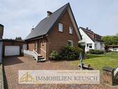 Vorderansicht inkl. Garage - Einfamilienhaus mit schönen Garten in einer Sackgasse, Garage & div. Nebengebäude, TOP angebunden