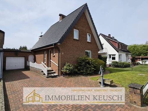 Vorderansicht inkl. Garage - Einfamilienhaus mit schönen Garten in einer Sackgasse, Garage & div. Nebengebäude, TOP angebunden
