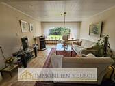 Helles Wohnzimmer mit Kaminofen - 